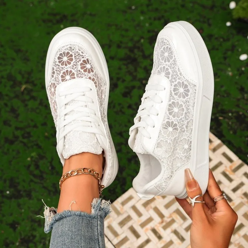 Mesh Sneaker Women - Dames sneakers met bloemenkant en vetersluiting,